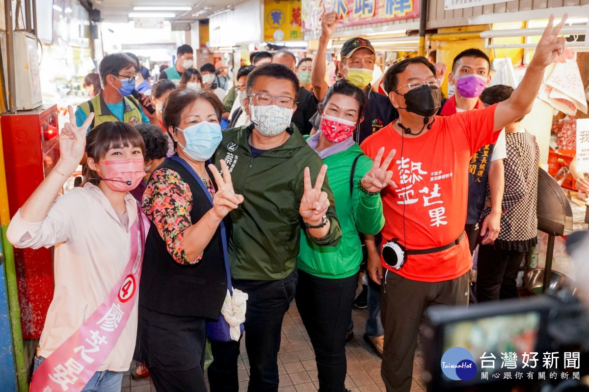 蔡其昌到豐原第一市場拜票,許多民眾熱情上前合照。