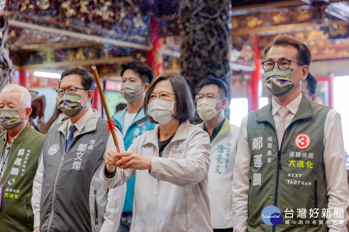 蔡英文總統在桃園市長候選人鄭運鵬、桃園市長鄭文燦等人陪同中於青昇宮參香祈福。<br /><br /> 