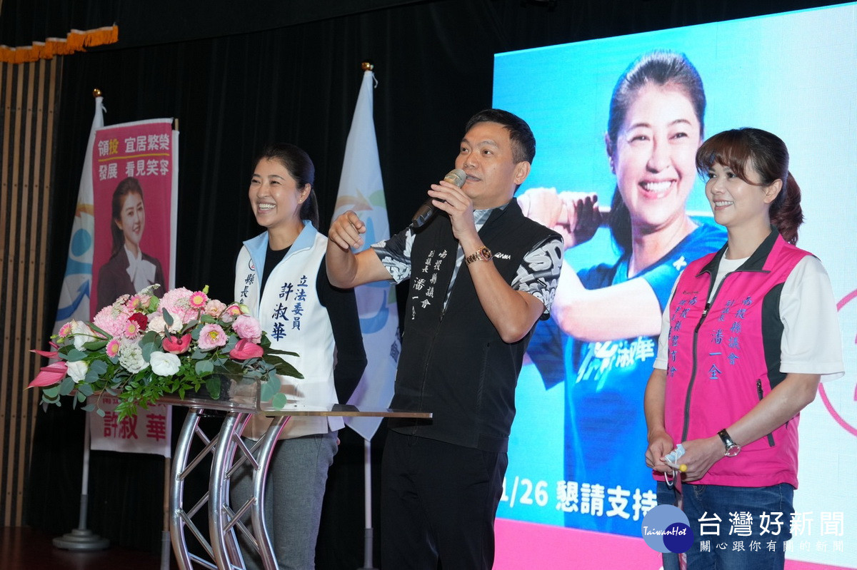 潘一全理事長肯定許淑華長期關心體育發展。(許淑華競總提供)