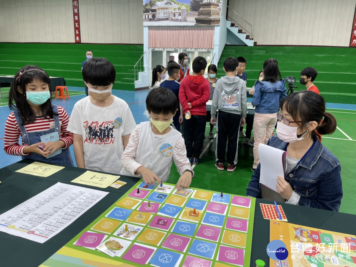 學生可從桌遊遊戲中學習客語詞彙及諺語，透過寓教於樂的方式激發出創意及團隊合作精神