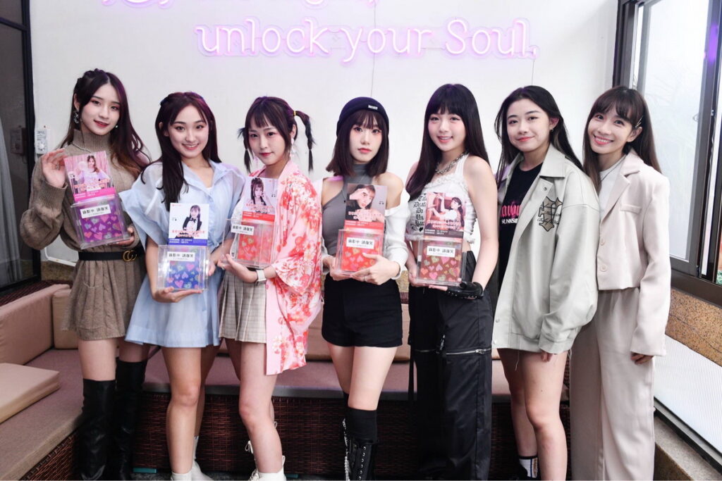 女團L.C.G勵齊女孩(左起)王敏、可蕎、莓米、筠婷、吉拿、牛牛、Sara因公益活動再次合體。