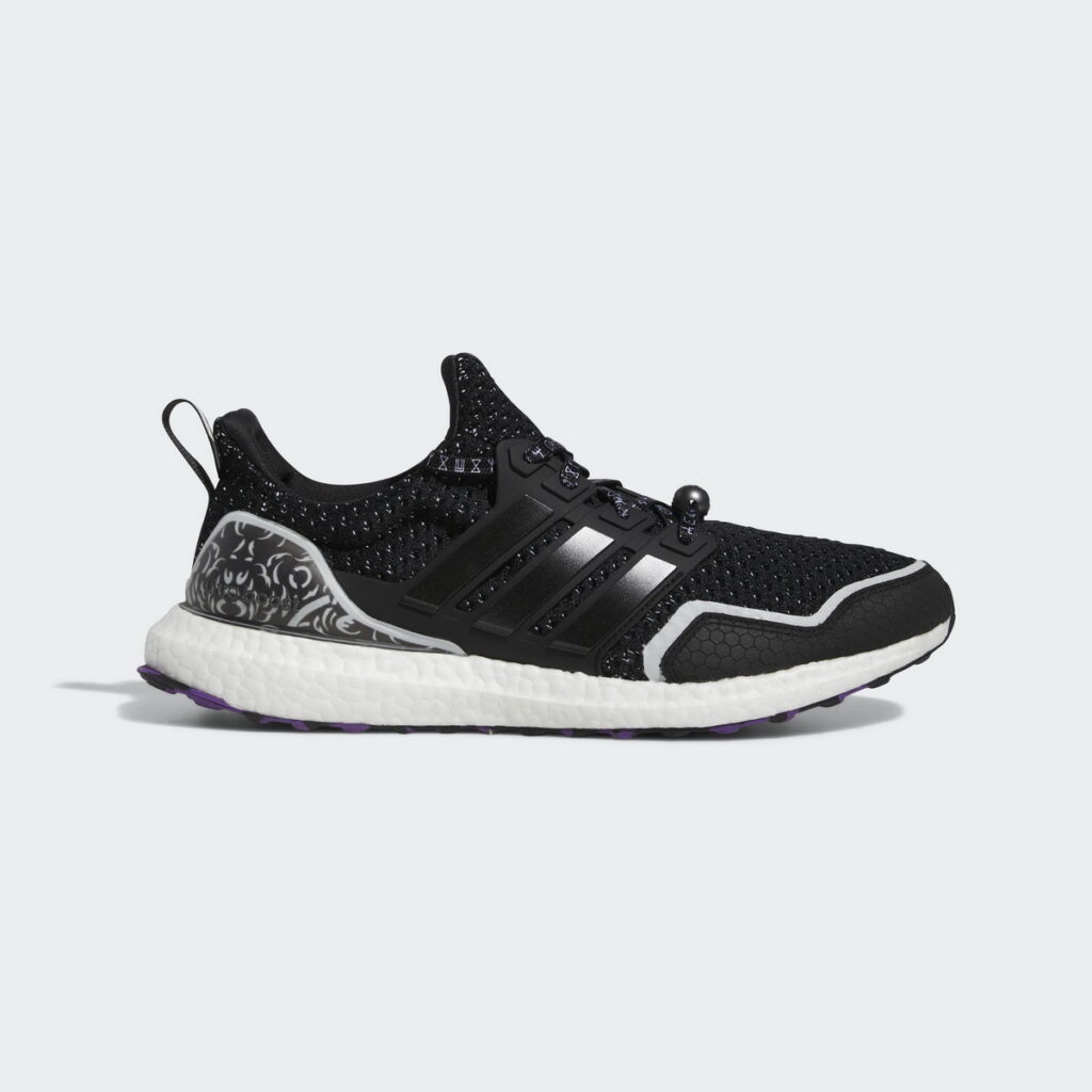 . adidas Ultraboost 5.0 DNA 鞋頭處特別設計顯眼的白色反光條,宛如黑豹於漆黑中的明亮雙眼;鞋後跟則以象徵瓦干達文化的黑銀圖騰裝飾