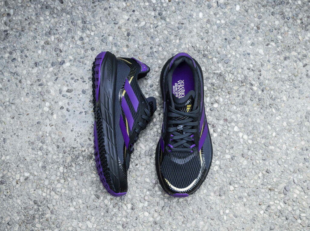 adidas SL20.3 以黑豹中的瓦干達國旗配色彰顯貴族的低調奢華,金色線條穿越醒目的紫色三線,鞋頭、鞋後跟及鞋底也用紫色色塊點綴
