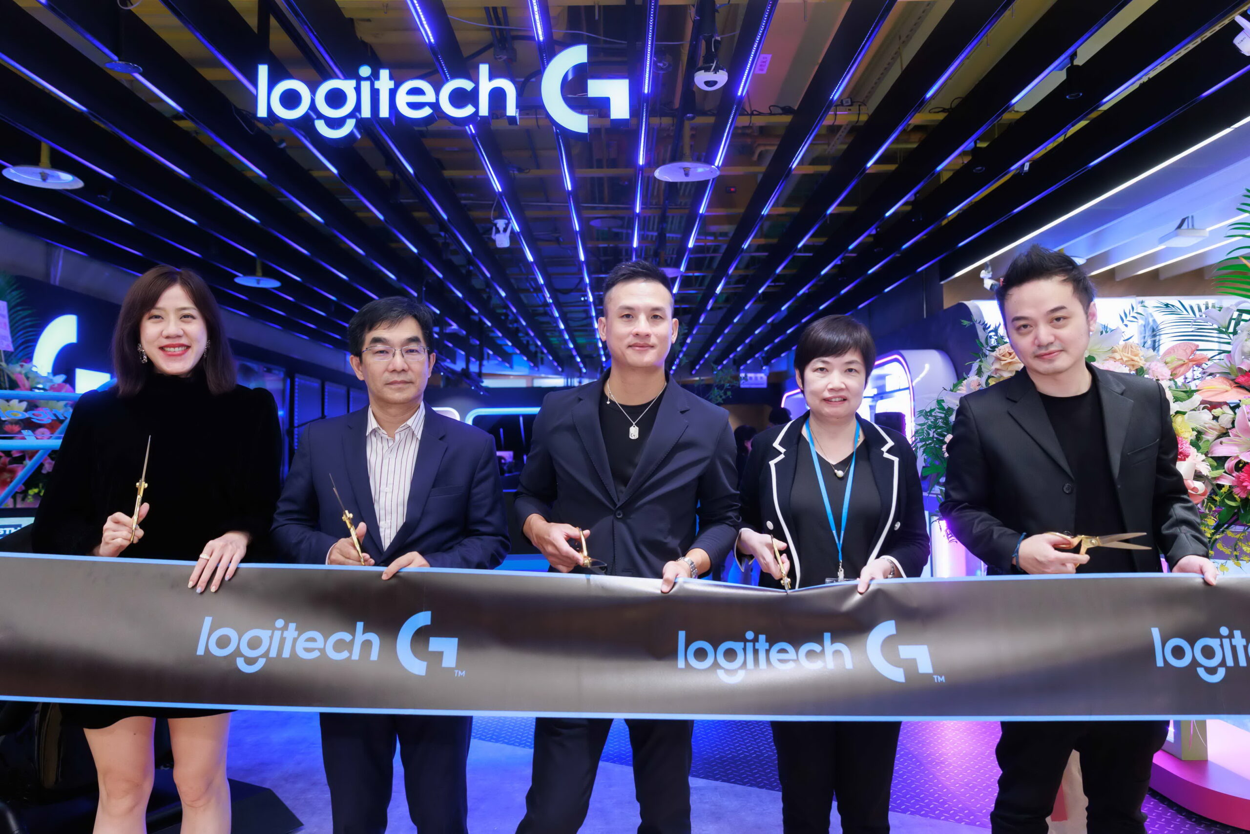 Logitech G三創電競旗艦館11月2日起試營運，11月12日正式開幕。(左起：Logitech台灣業務處長 俞筱柔、良興股份有限公司總經理 賴志達、Logitech台港澳總經理 施前江、 三創生活園區總經理 賴寶月、Logitech G台灣香港行銷經理 王堯)