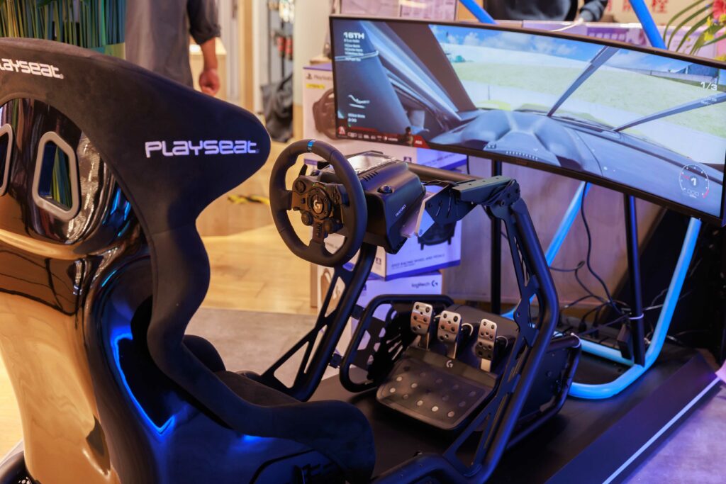 Logitech G三創電競旗艦館新店面將賽車模擬體驗區移至入口，配備G923模擬賽車方向盤，隨時擁有身歷其境的賽車等級飆速感。