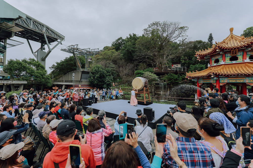 ▲優人神鼓原創儀式於指南宮綠光平台盛大演出。(圖/臺北市政府文化局提供)
