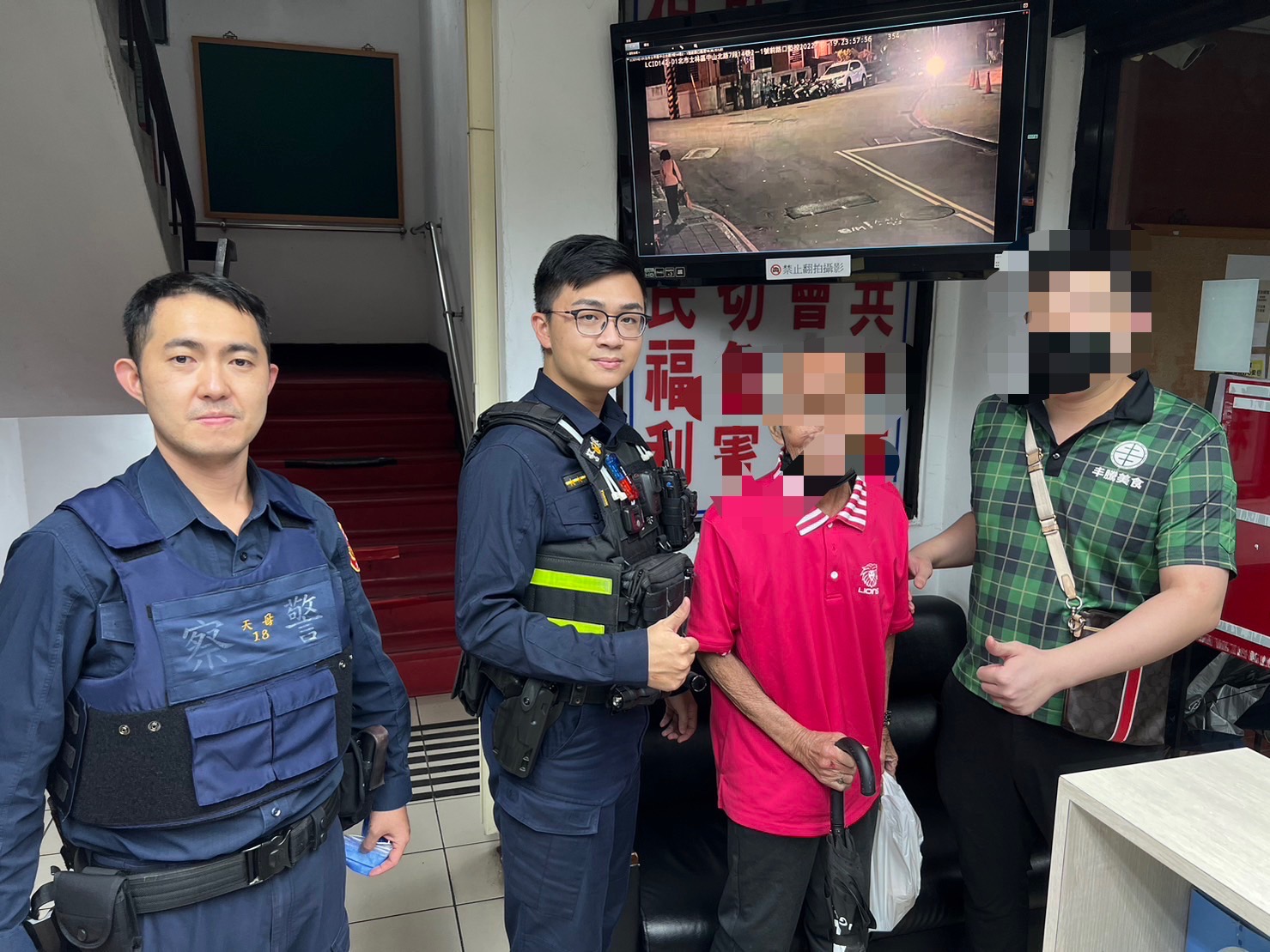士林分局天母所警員鍾文達、簡呈艗等2員協助行動不便老翁返家