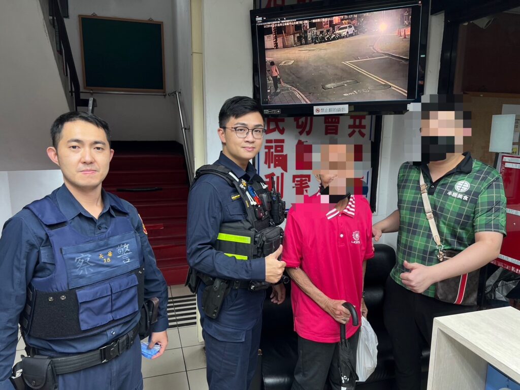 士林分局天母所警員鍾文達、簡呈艗等2員協助行動不便老翁返家