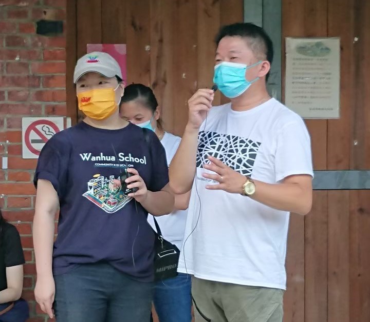 萬華社區小學創辦人陳德君(左)許家源主任(右)於糖廍園區現場 記者資料照片