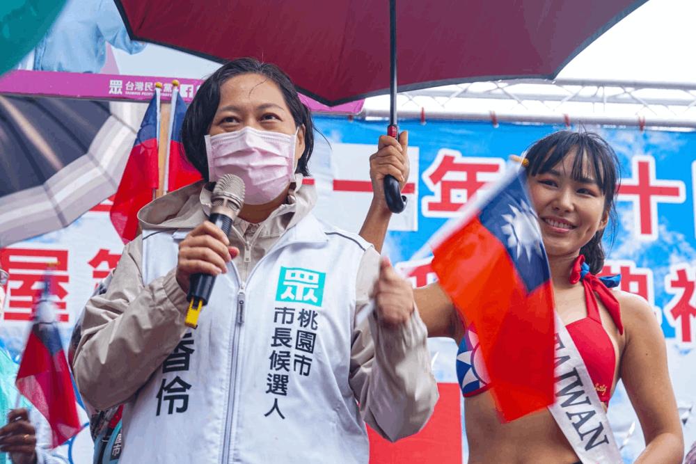 有影/【賴香伶專訪4-1】自薦行政歷練豐富 承諾任市長將以新思維改革 48 賴香伶與國旗