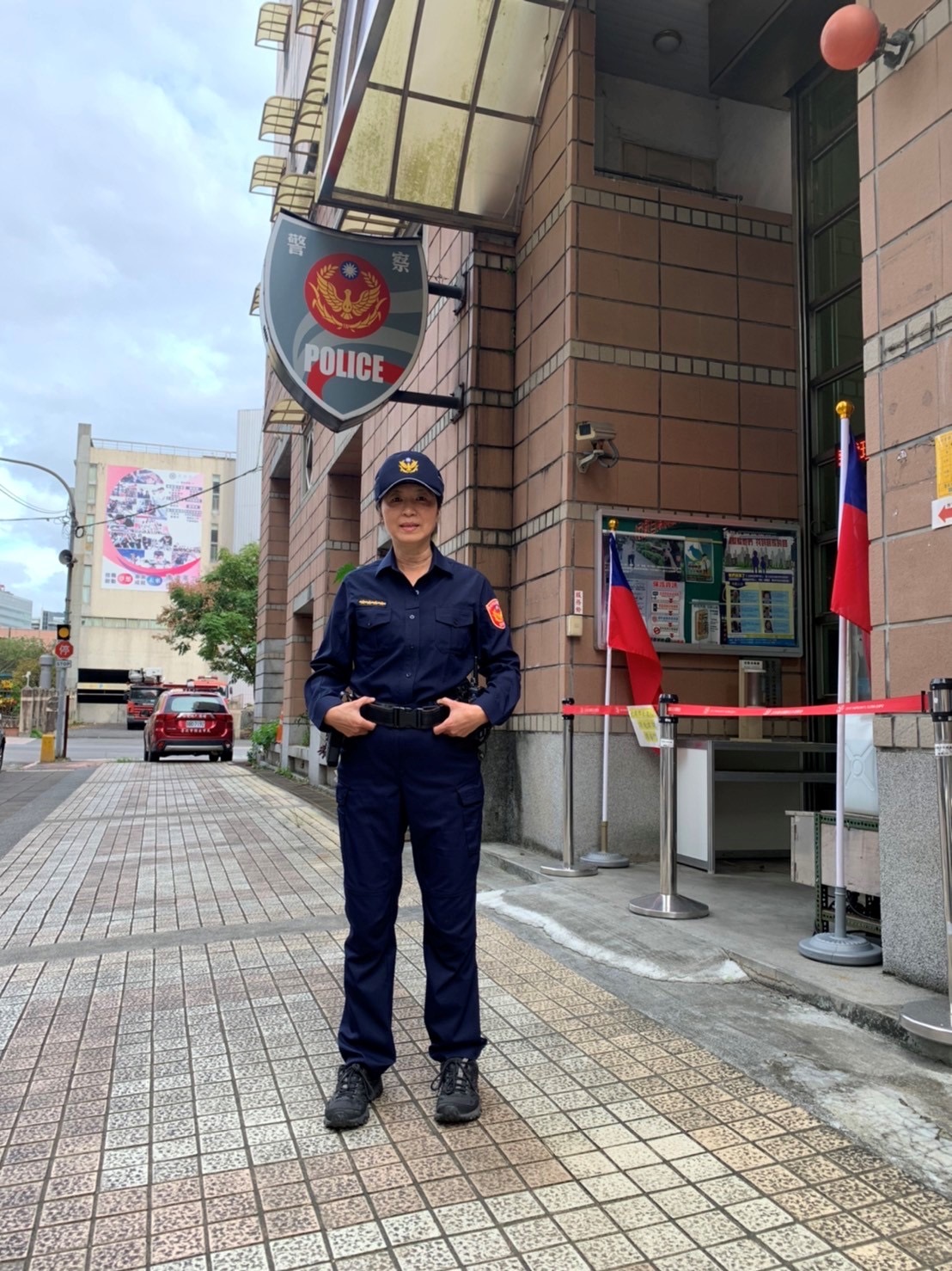 圖片說明:南港分局警備隊小隊長徐源鳳執勤工作認真,經常觀察道路上往來之可疑人車,針對行車不穩之車輛加強攔查。(記者葉鈞宇翻攝)