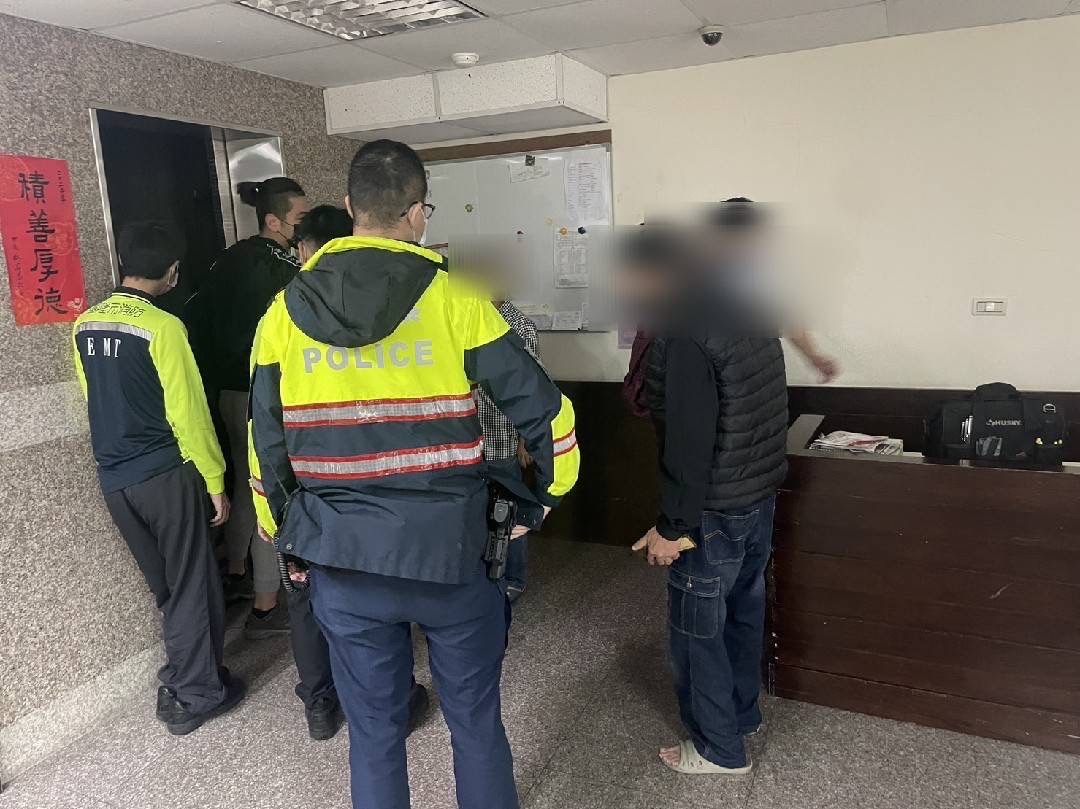 圖片說明:基警火速救援受困民眾。(記者徐煜勝翻攝)