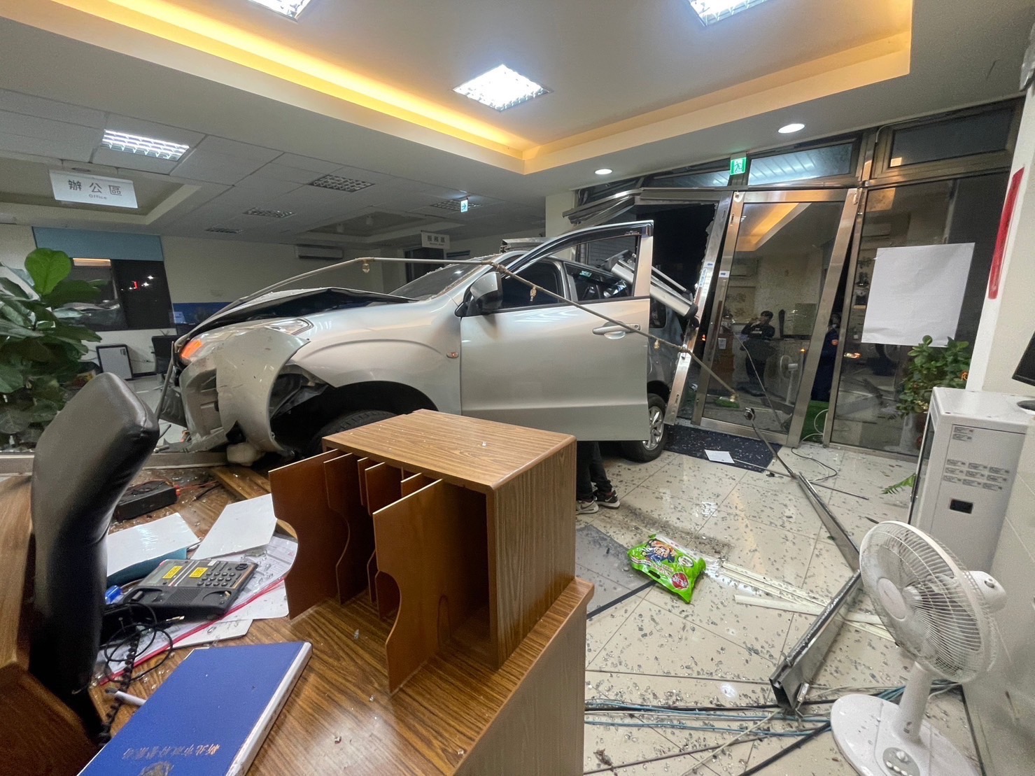 男酒駕失控撞進警所 值班警迅速跳開未受傷當場逮捕酒駕男