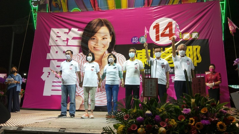 漾新聞|粉碎不實競選謠言 他當眾吻了陳麗娜