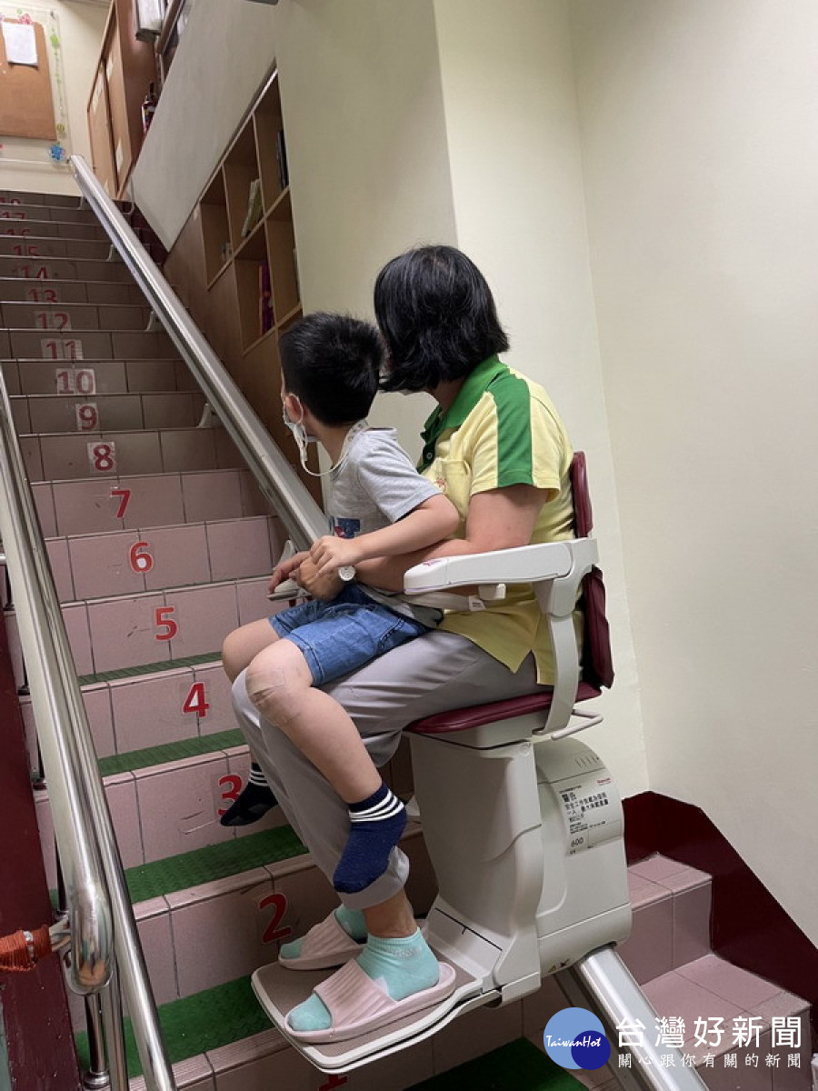 ▲高雄市楠梓兒童發展中心」升降梯使用情形。(圖/記者 許高祥 翻攝)