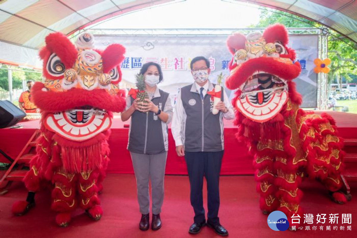 鄭市長與社會局鄭局長分別從舞獅口中接下白蘿蔔及鳳梨,象徵工程順利。