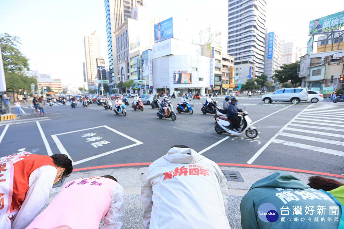 ▲陳其邁現身街頭,帶著滿滿活力和上班、上課的市民朋友問候、鞠躬請託。(圖/記者 許高祥 翻攝)