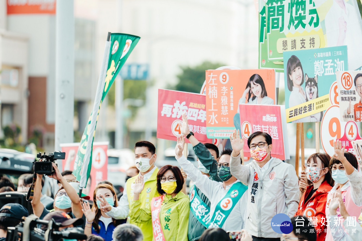 ▲陳其邁化身最強母雞,拉抬黨籍議員選情,力拚年底議會過半。(圖/記者 許高祥 翻攝)