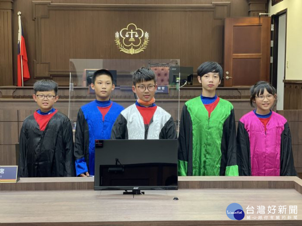 安排學童參訪偵查庭,藉由情境教育機會,讓學童了解查賄業務,體驗公平正義的意義。<br /><br /> <br /><br />
