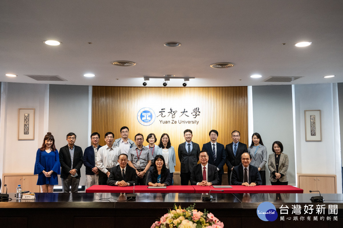 元智大學廖慶榮校長與中強光電總經理林惠姿共同簽署中強光電企業書院(與會主管合影)