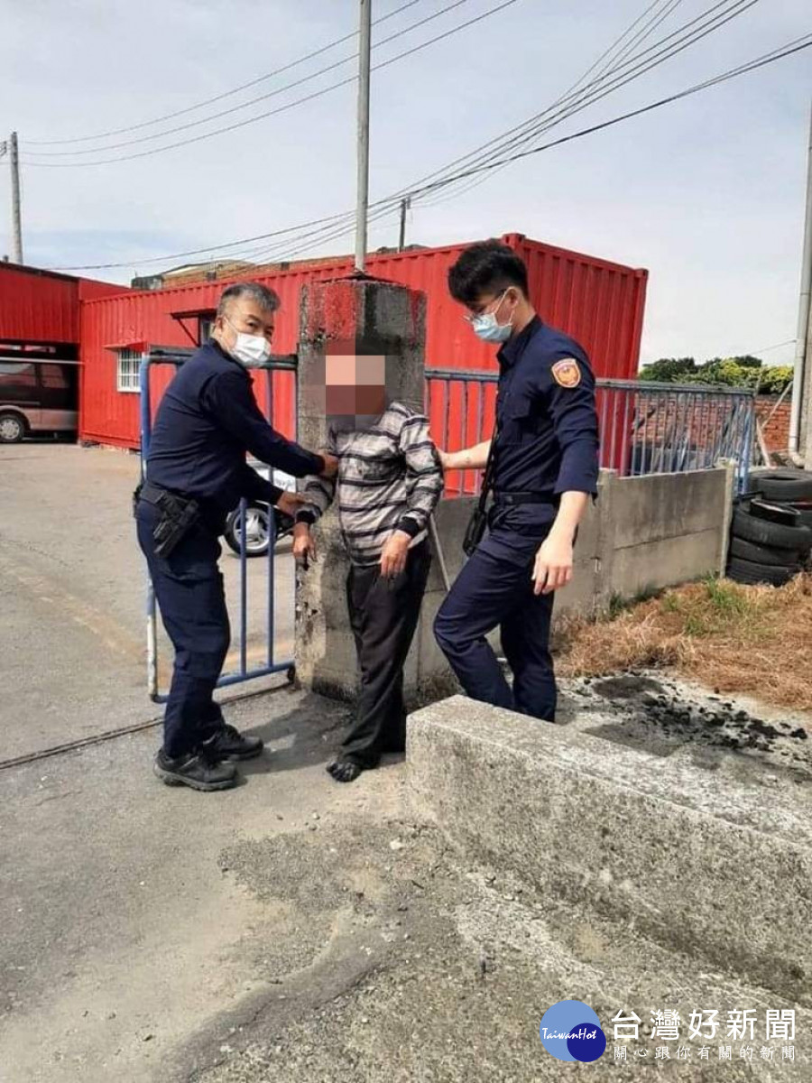 老翁在家門口水溝自摔，警方及時協助脫困／警方提供