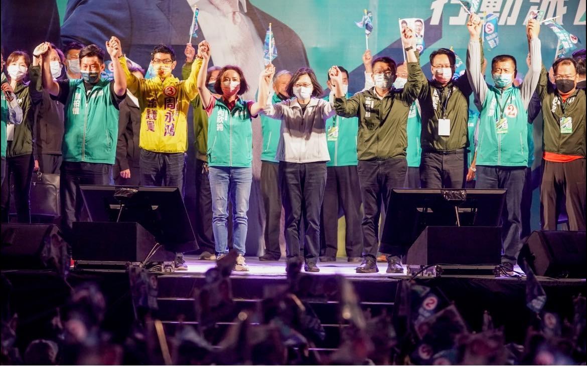 蔡其昌6日舉行神岡造勢晚會,蔡英文(前左)站台時指出,蔡其昌的民調越來越高,已接近黃金交叉,只要拚一下就能勝選。翻攝蔡其昌臉書