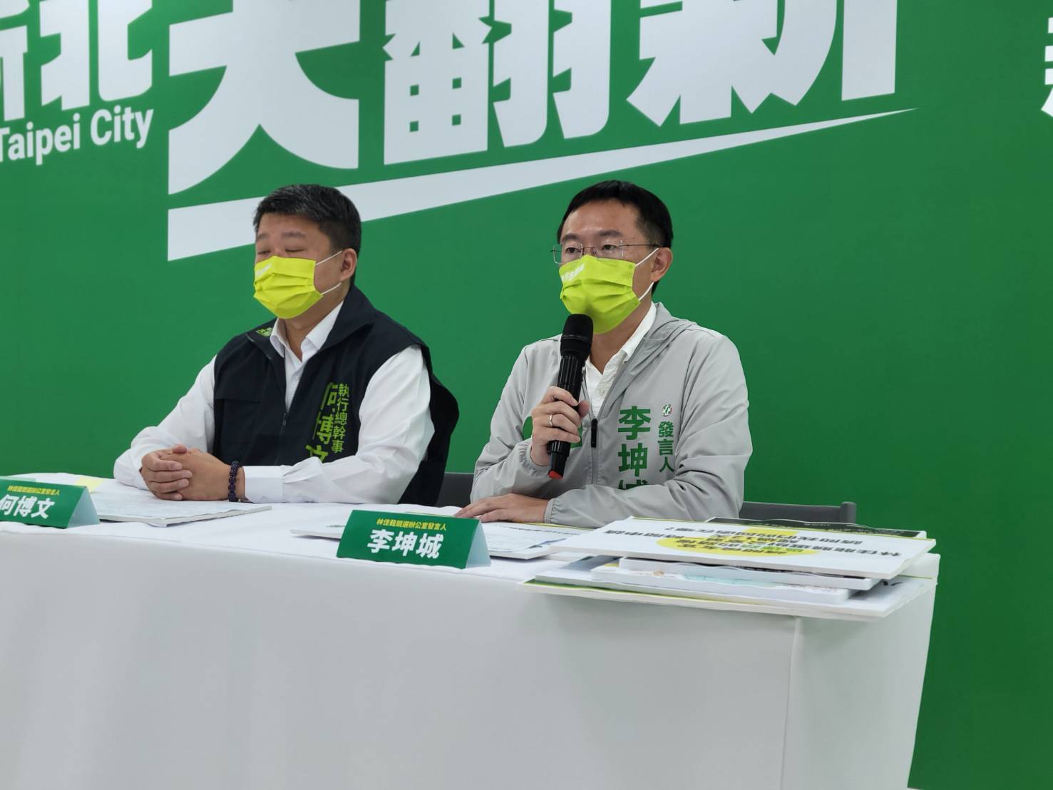 林佳龍競選辦公室發言人何博文、李坤城今召開「請問侯友宜，借一條路有多難，你到底在怕什麼？」記者會。林佳龍競辦提供