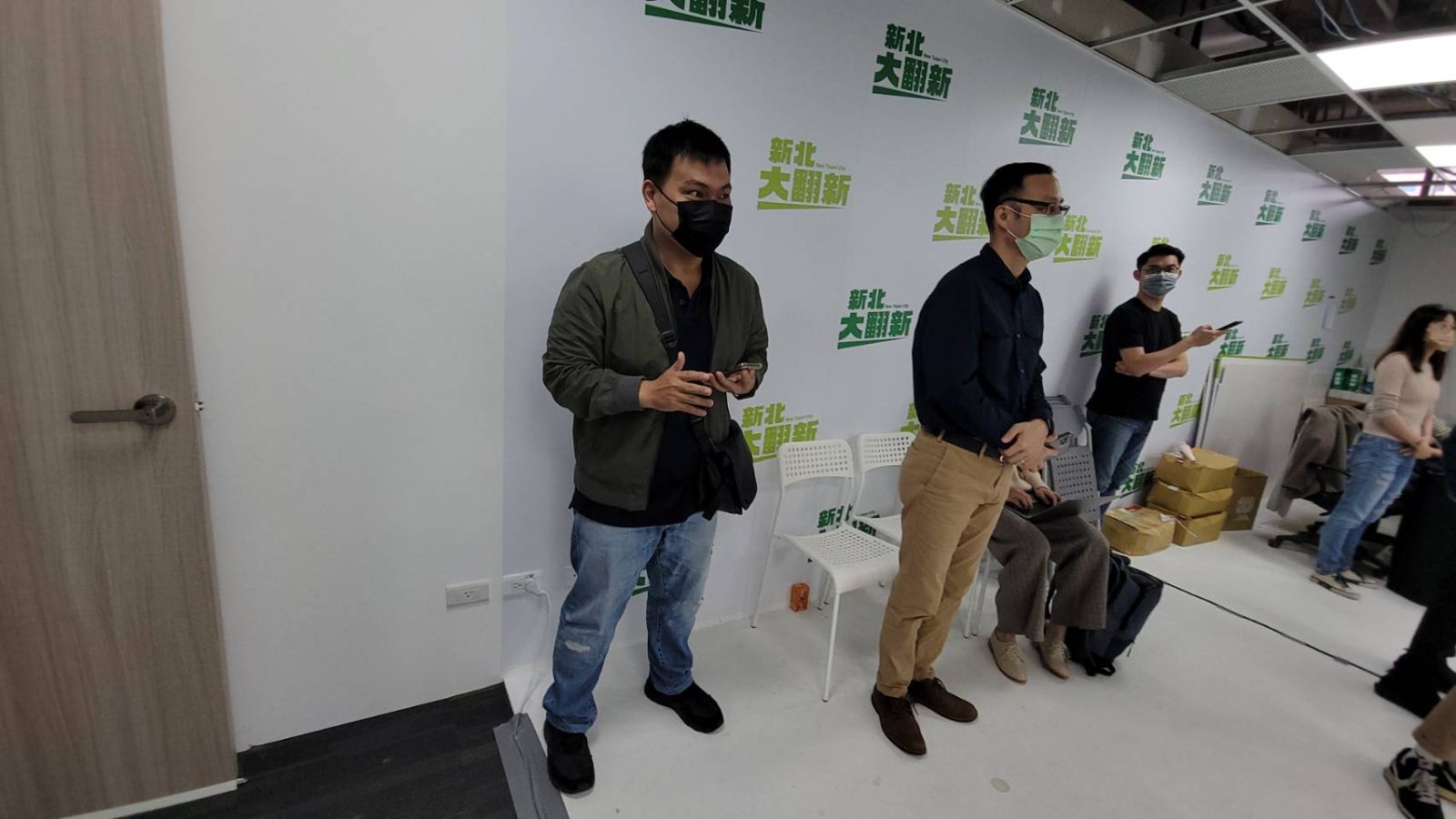   林佳龍競辦今召開記者會，3便衣警到場關切。民眾提供