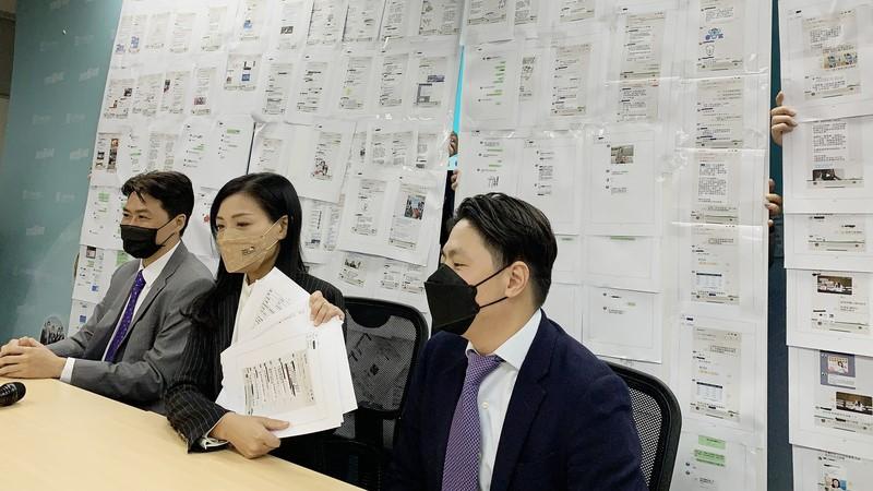 民眾黨新竹市長候選人高虹安7日開記者會,秀出一整面牆的李男工作對話紀錄。中央社