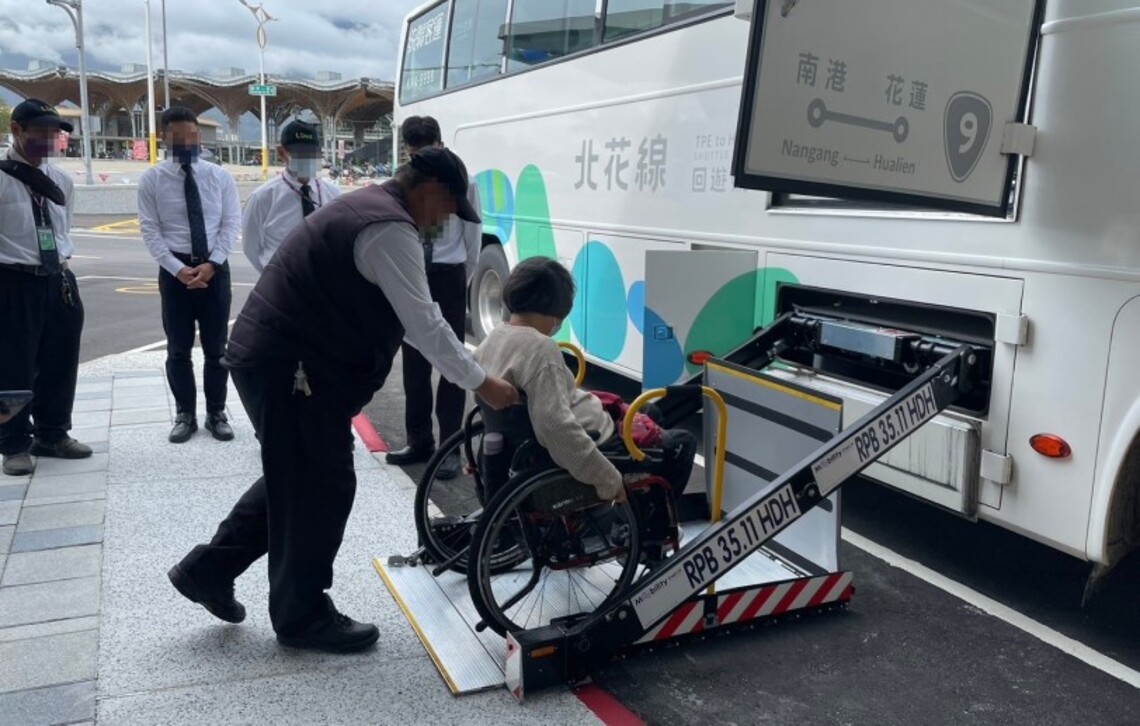 搭乘公車無障礙 友善服務更到位 花蓮市區客運業者辦理駕駛員工訓練