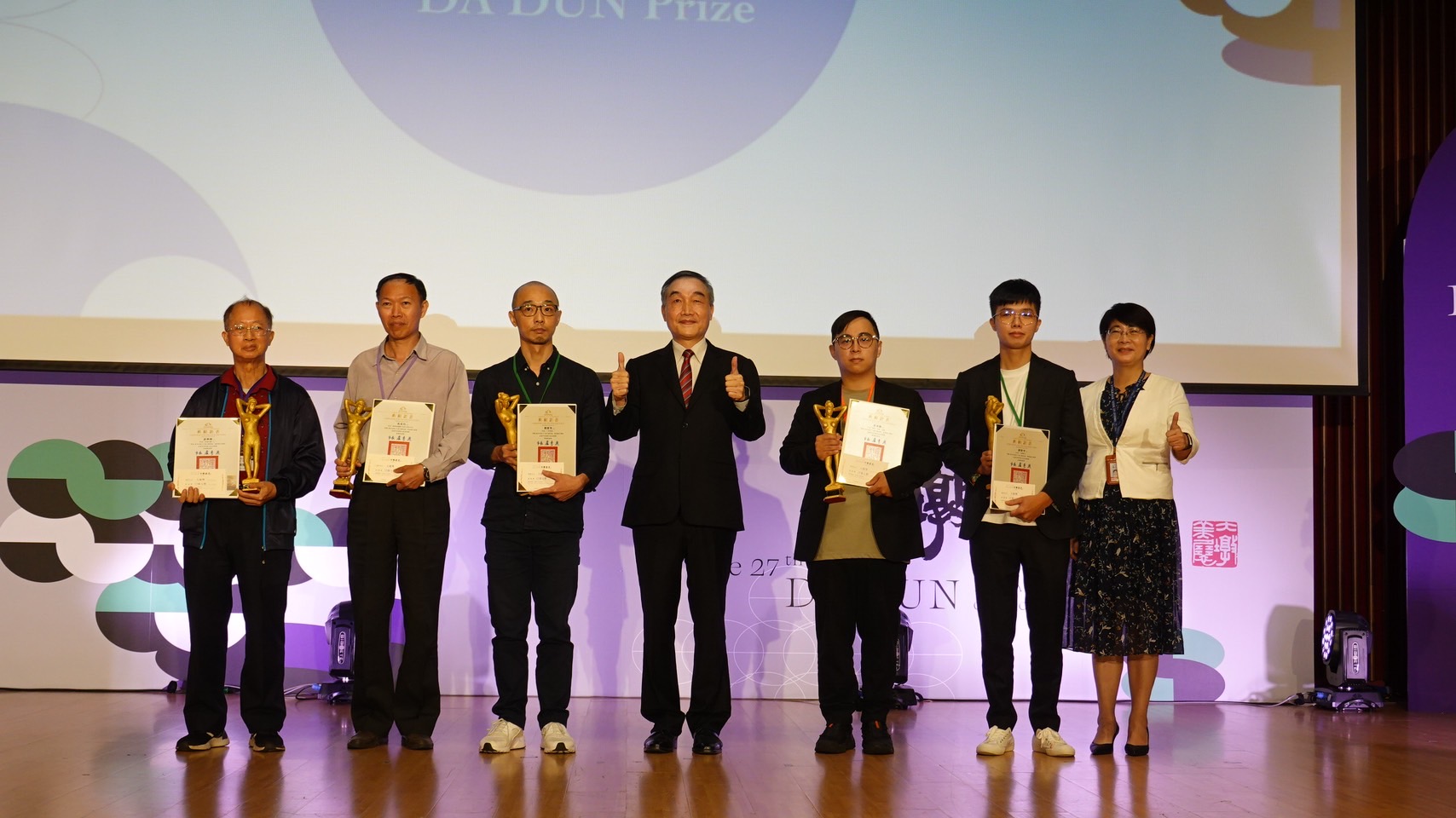 ▲副市長黃國榮-中-文化局長陳佳君-右-與大墩獎得主合影。(圖/臺中市政府文化局提供)