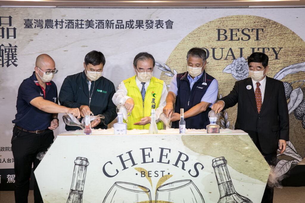 農糧署長胡忠一(中)、南投縣信義農會酒莊總幹事何建中(右起2)、宜蘭縣藏酒酒莊總經理卓志宏(右起1)、臺中市霧峰區農會酒莊廠長陳永斌(左起2)、苗栗縣大湖地區農會酒莊主任傅國峯(左起1)