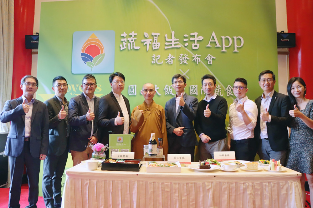 ▲人間福報社社長妙熙法師（左五）與全體開發團隊合影。(圖/加商卡薩羅馬提供)