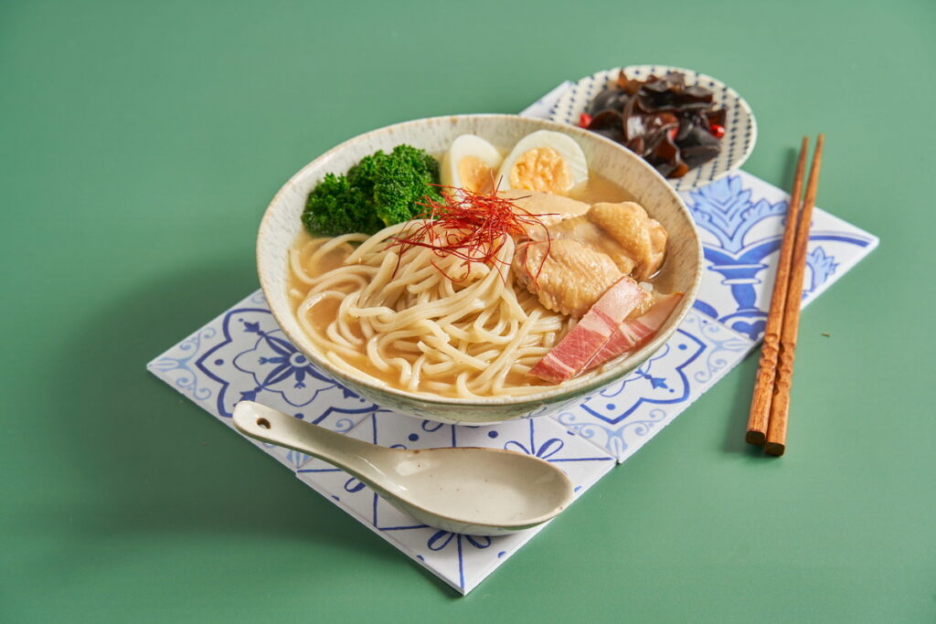 ▲11_07(一) ikari怡客X老媽拌麵聯名販售亮點產品「老火干貝花雕雞湯麵」
