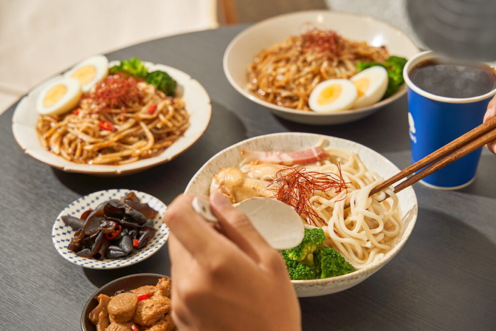 ▲ikari怡客Ｘ老媽拌麵聯名麵食，帶給顧客溫暖的用餐體驗