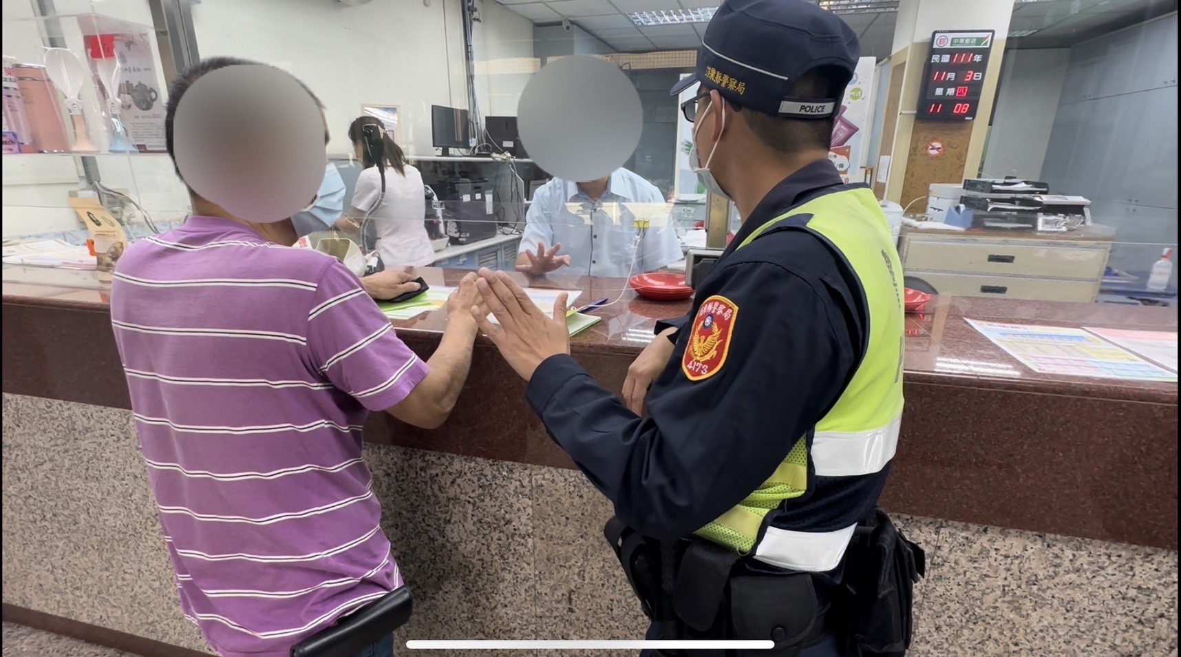 ▲通霄警分局山脚所員警及時攔阻『假檢警詐騙案』,成功保住曾男45萬元 (圖/苗栗縣警察局 提供)