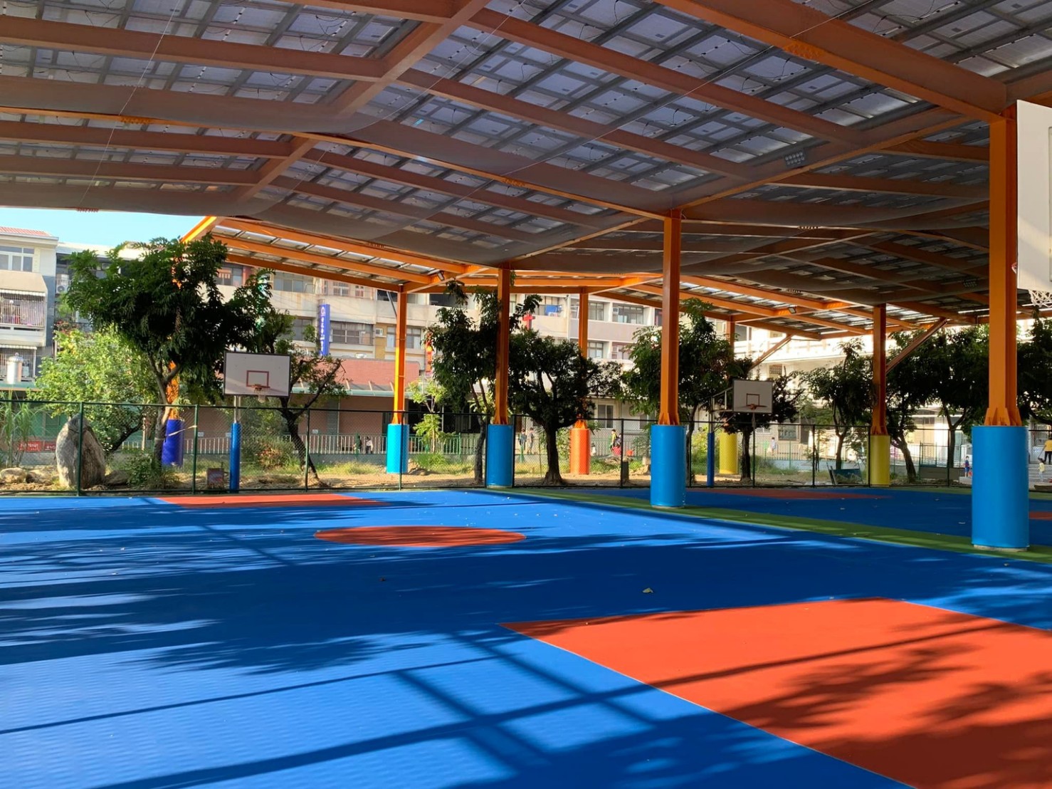 黃偉哲推動城市環境永續發展 表現獲評全國第一 10 太陽能光電板兼具良好遮蔭效果,目前台南市備案容量總計超過3.5GW