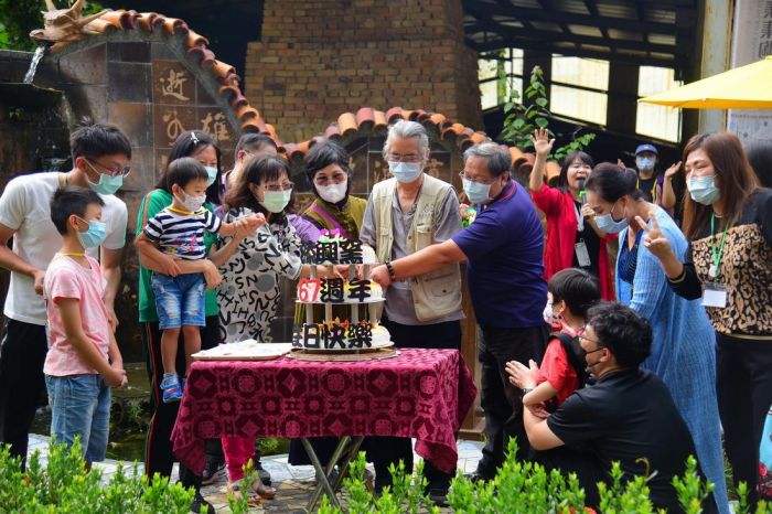 添興窯歡慶集集陶藝節暨67周年  30餘位壽星溫馨切蛋糕