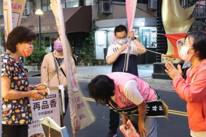 立委劉世芳陪同黃偵琳徒步掃街 搶救左楠最關鍵一席