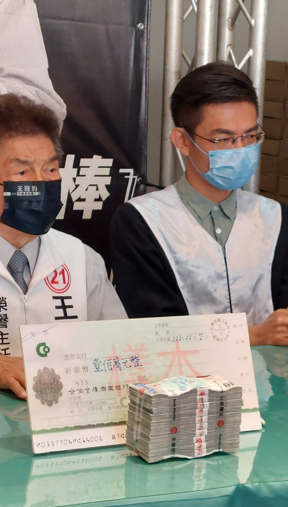 圖片說明 : 遭誣指涉嫌買票的王冠鈞懸賞100萬元鼓勵檢舉自己及家人買票以表清白參選。(記者劉治強攝)