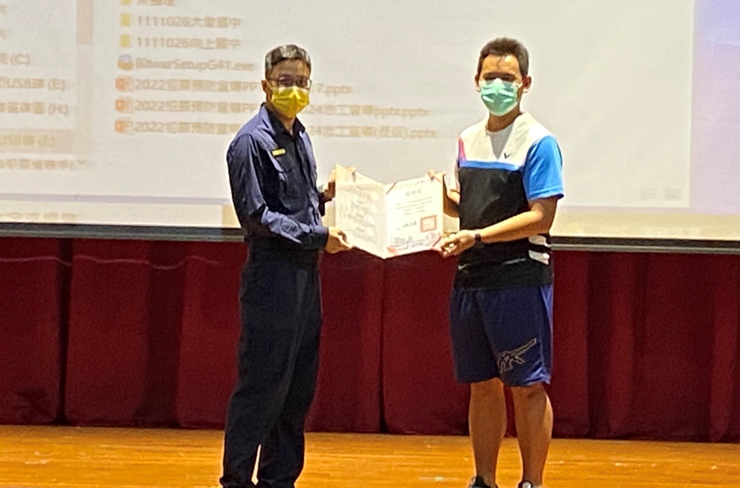 圖片說明:中市警四分局黎明派出所長王凱政特親至中市南屯區大墩國民小學演講,針對「交通安全」、「反毒」、「反詐欺」、「反霸凌」等交通及犯罪預防宣導議題。(記者謝榮浤翻攝)