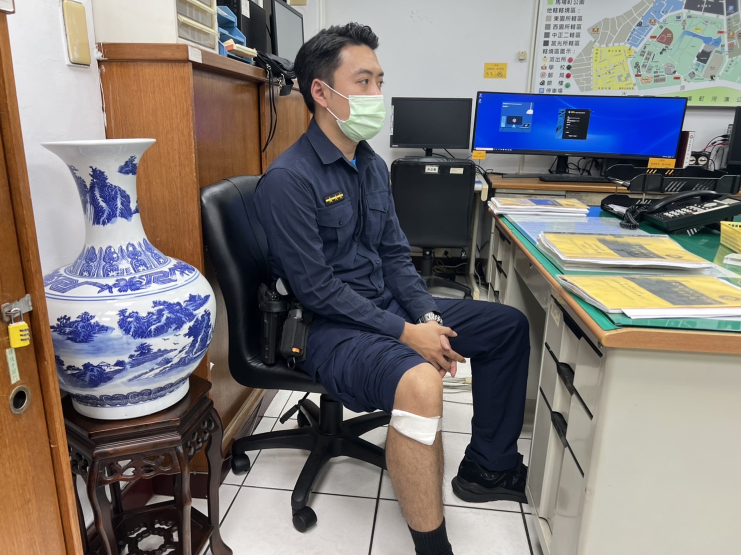 圖片說明:青年所員警攔停酒駕民眾遭嫌犯倒車衝撞而擦傷。(記者吳萍翻攝)