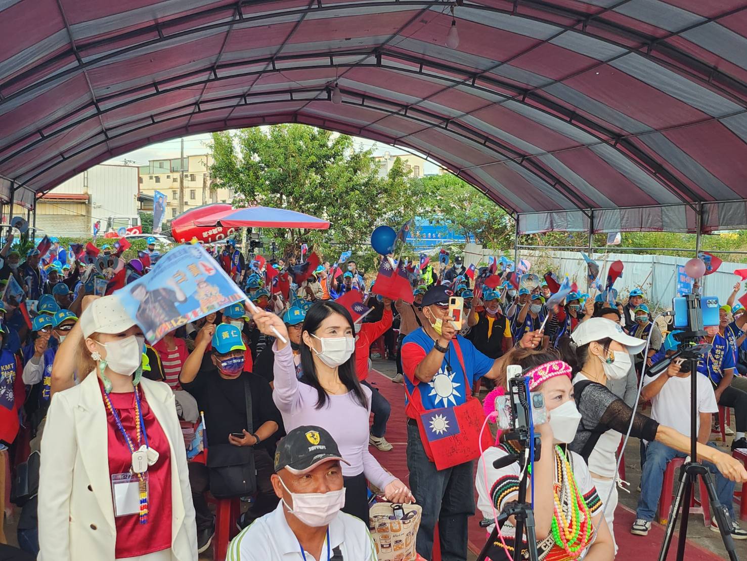 圖片說明:現場五顏六色的原住民服飾,搭配支持者手中的國旗,色彩十分鮮艷美觀,賞心悅目。(記者江雁武攝)