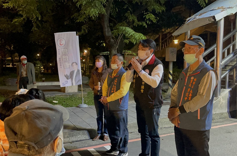 圖片說明:曾煥嘉回味兒時戶外蚊子電影院的童趣。圖:「親子露天電影院」活動受歡迎。(圖/曾煥嘉服務處提供)