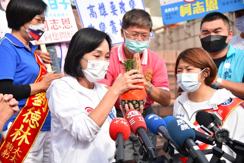 漾新聞|真的起風了! 柯志恩支持者遠從雲林來就為了送她一支鳳梨