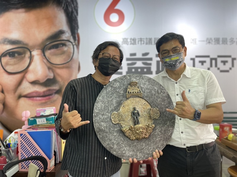 漾新聞|藝術家林悅棋教授致贈再生媒材藝術品 期許吳益政再連任領航文化藝術與環保政策