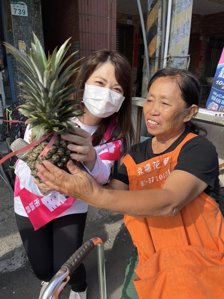 漾新聞|支持者走了好遠的路送來鳳梨 陳美雅感動在心更要力拼