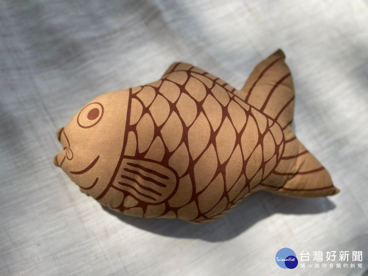 「鯛魚燒抱枕」以天然柿染料工藝染製,擁有抱枕就可輕鬆搭上植物染復興風潮。
