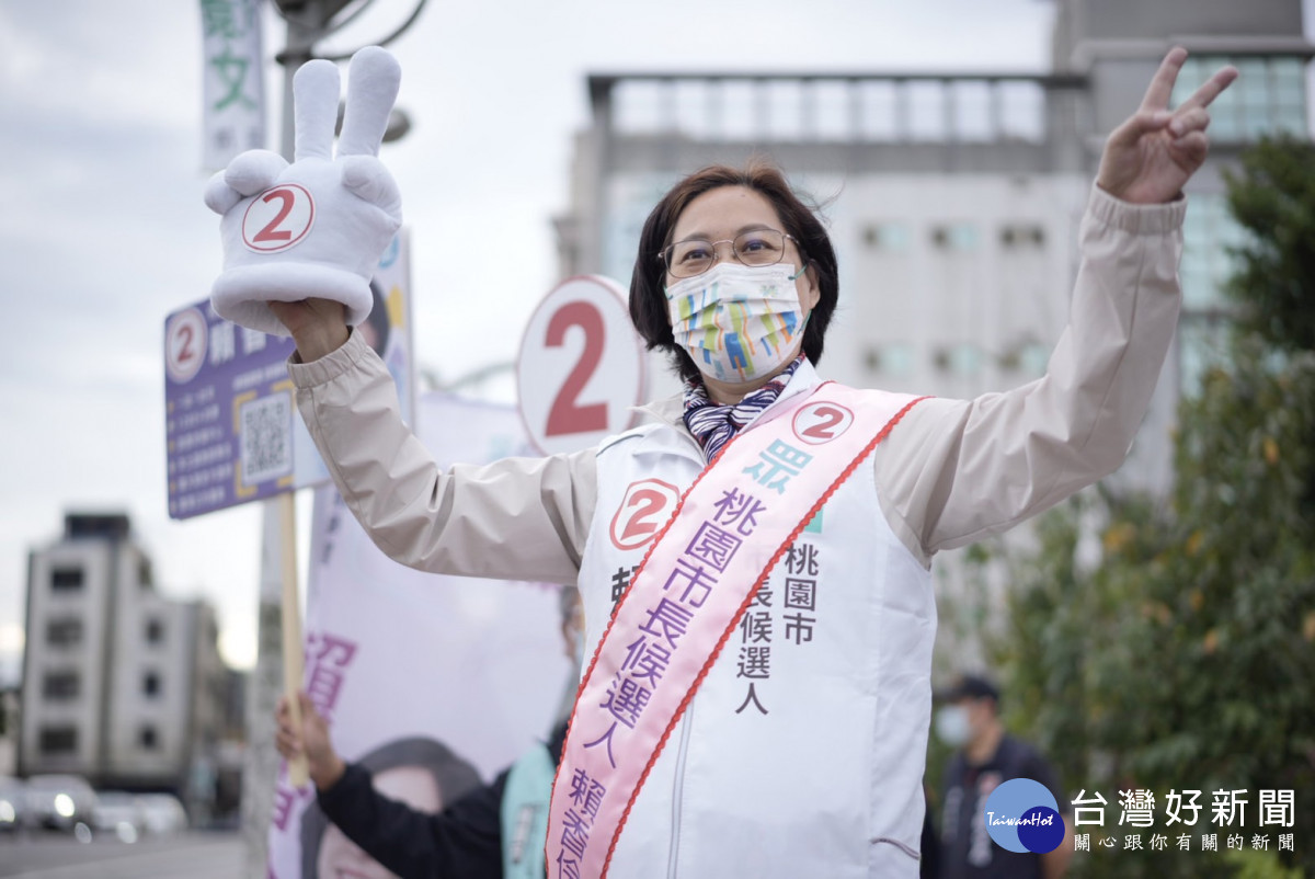 台灣民眾黨桃園市長候選人賴香伶在中壢區環北路、中華路口向通勤族進行街頭拜票。