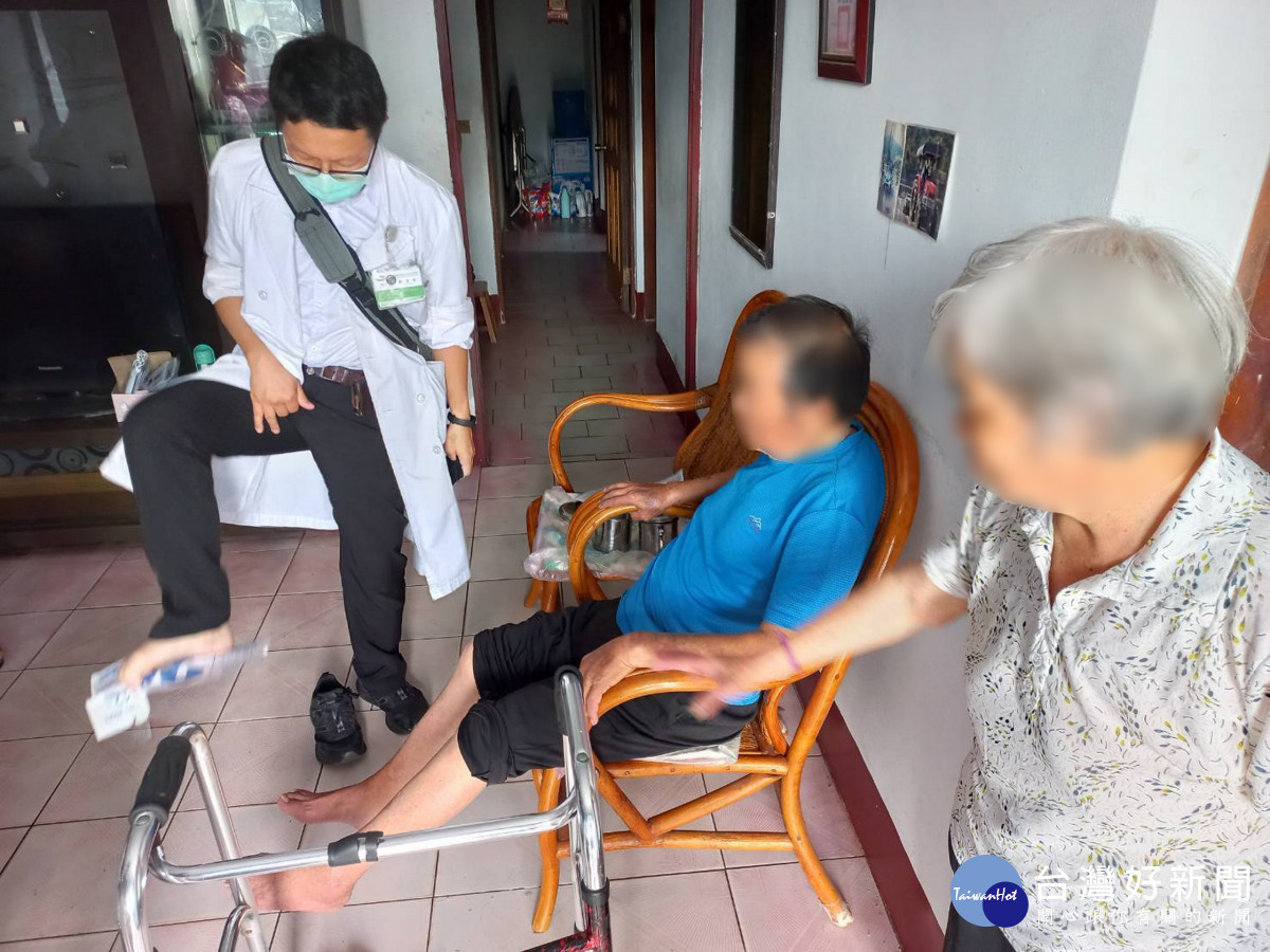 鄭主任向往診鄉親示範用腳掌夾紙,輔助平衡減少跌倒的風險。